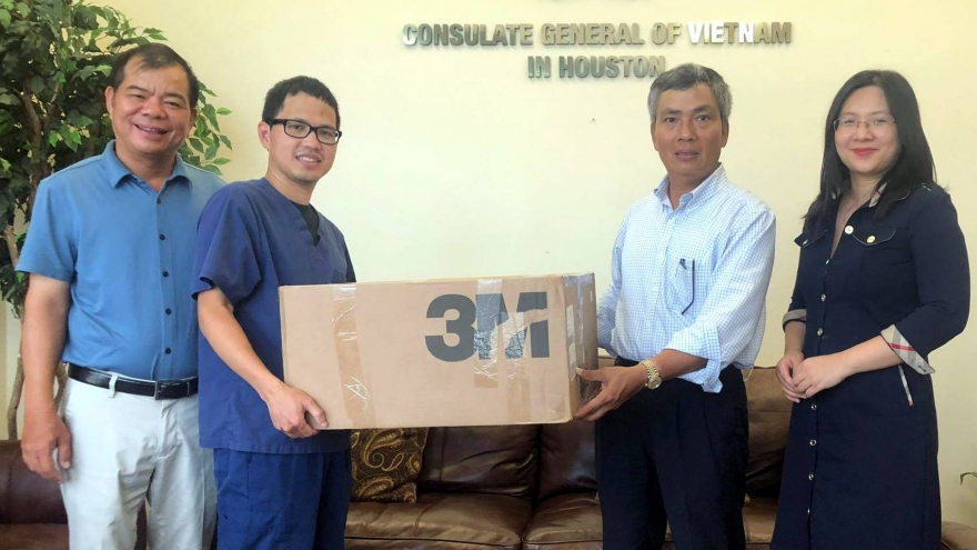 Bác sĩ người Việt ở Mỹ tặng 3.000 khẩu trang 3M-N95 hỗ trợ nhân viên y tế trong nước